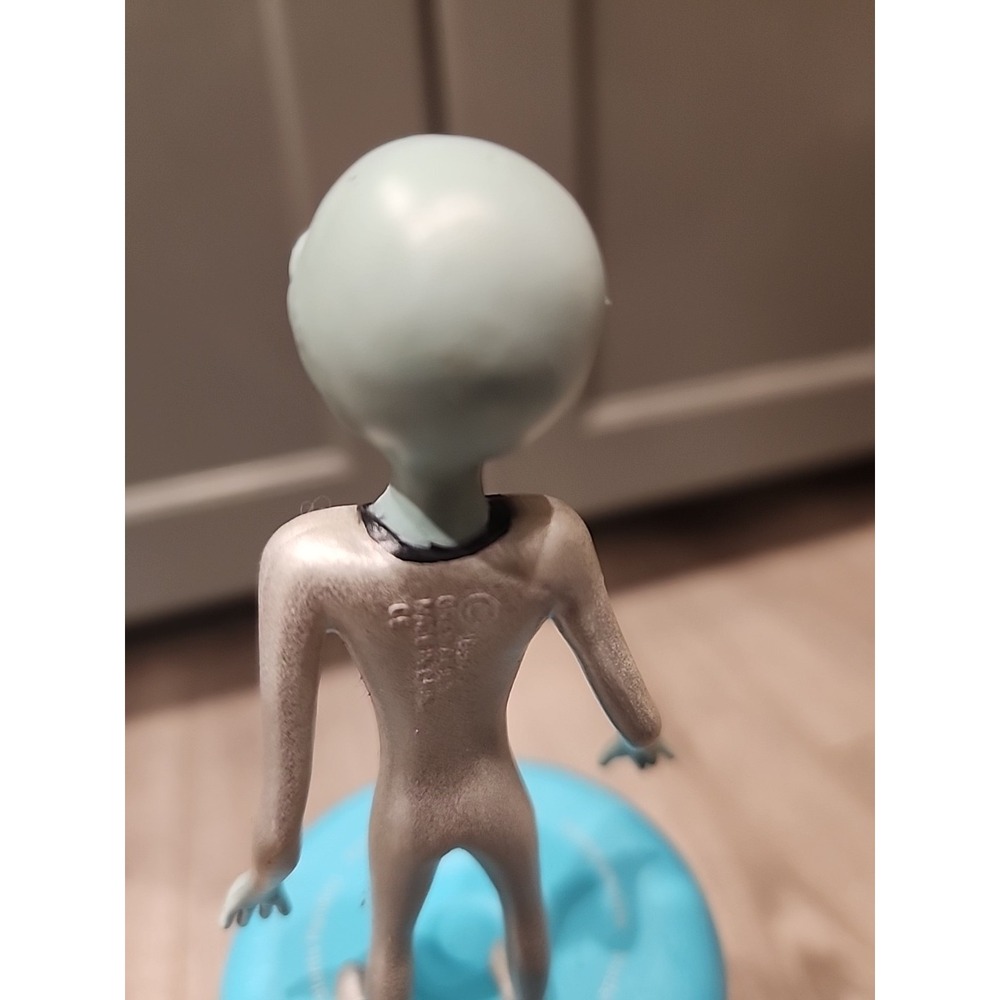 1996 SHADOWBOX GREY ALIEN FIGURE - 4" TALL - GREAT CONDITION - NO PACKAGING - Picture 6 of 6